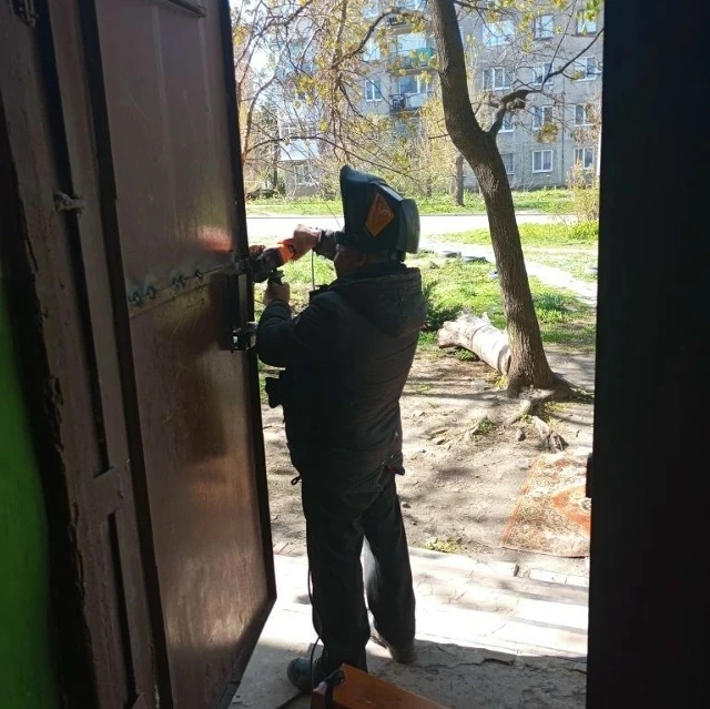 Краснолучский филиал ЕУК сообщает о продолжении плановых работ по ремонту входных групп подъездов мн