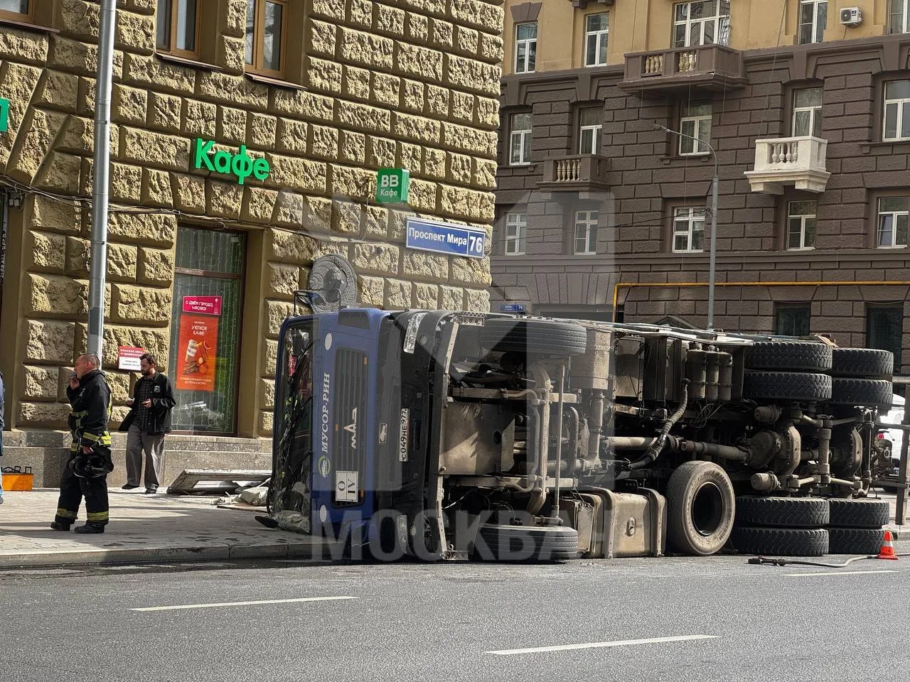 Неприятный инцидент на проспекте Мира: перевернулся мусоровоз