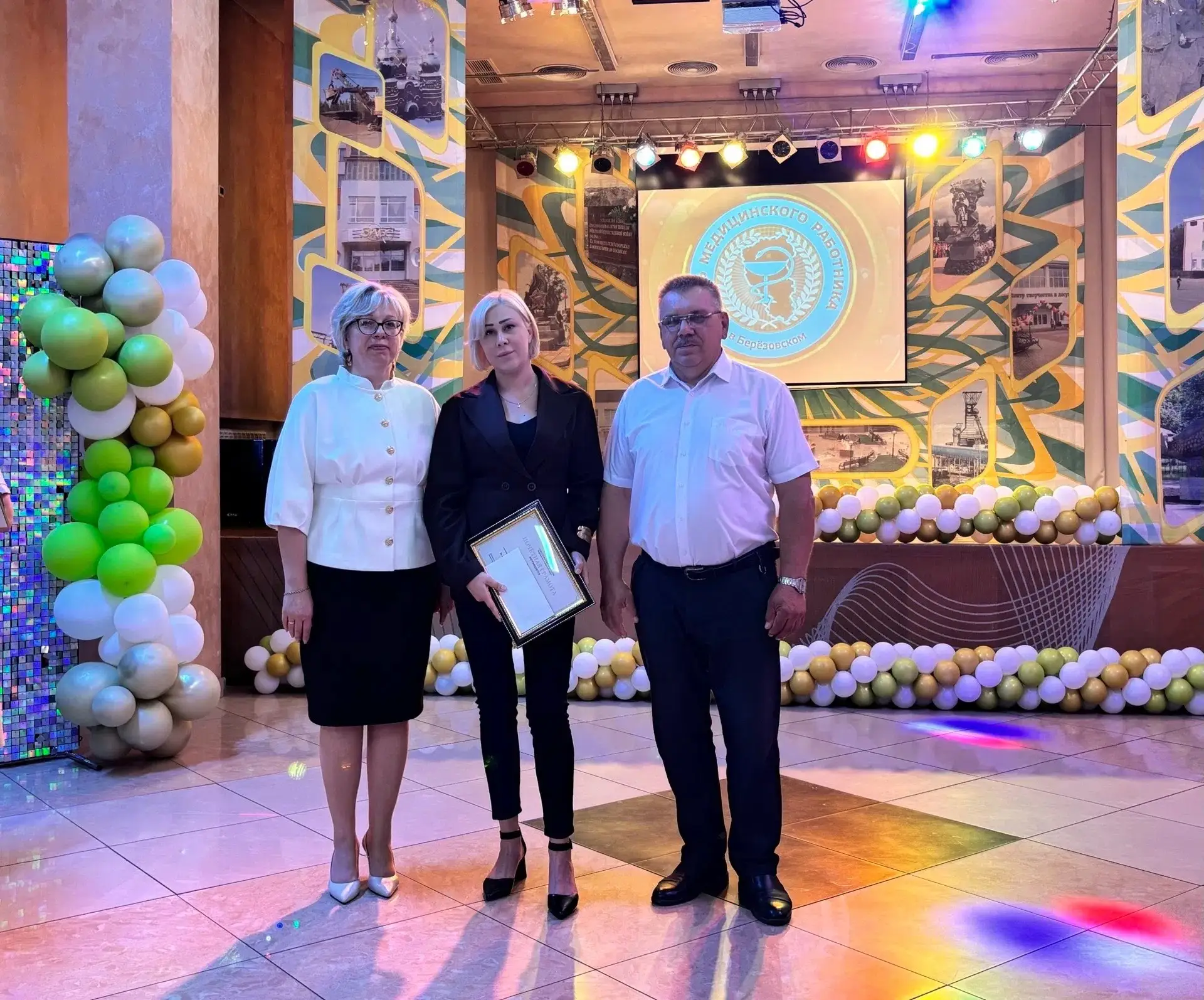 Наши герои в белых халатах: поздравляем с наступающим Днём медицинского работника! 🩺💐

Сегодня чес
