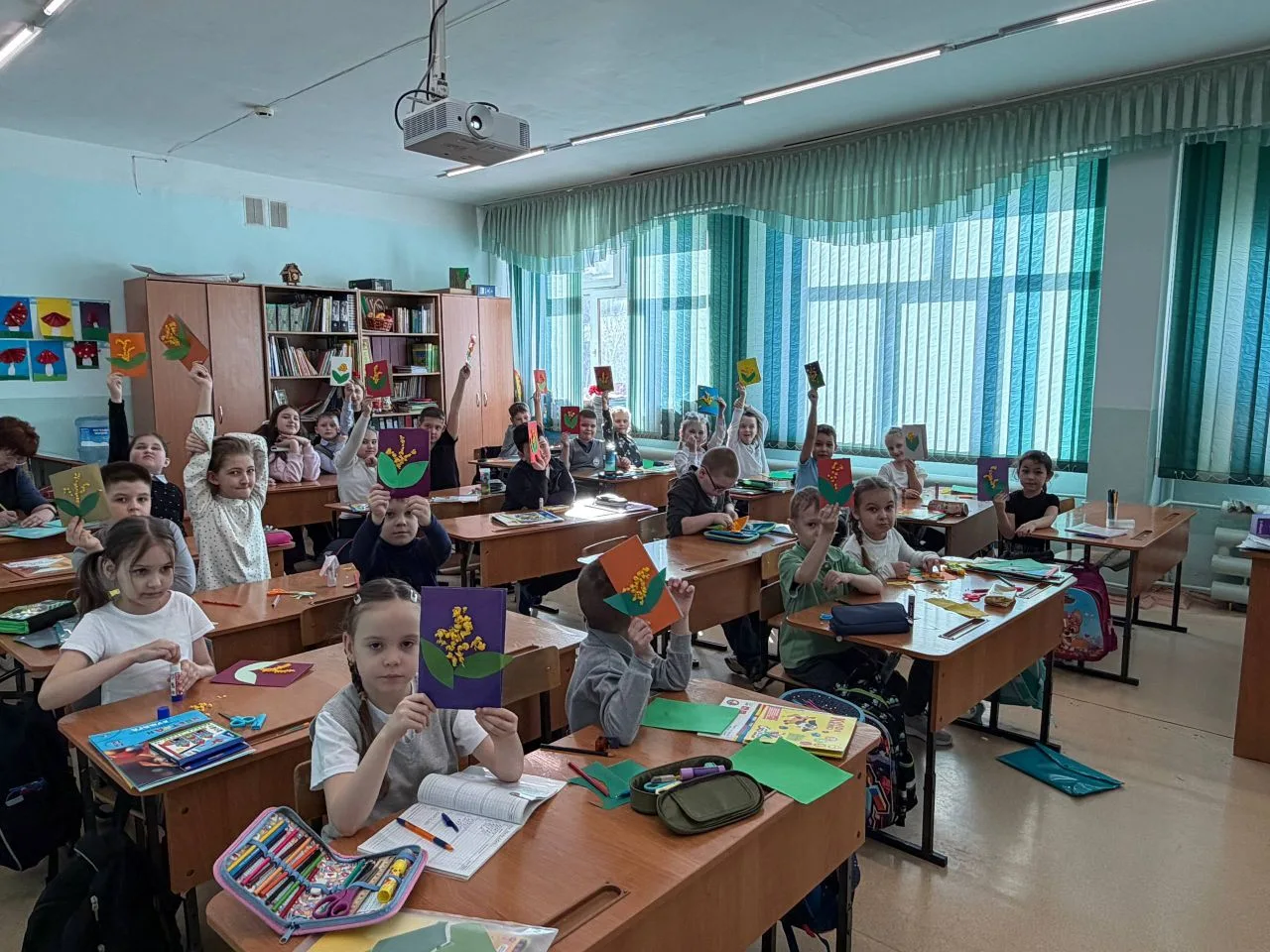 🌸 Маленькие руки — большое сердце! 🌸  Совет учащихся нашей школы вместе с первоклассниками из 1 «Б» 