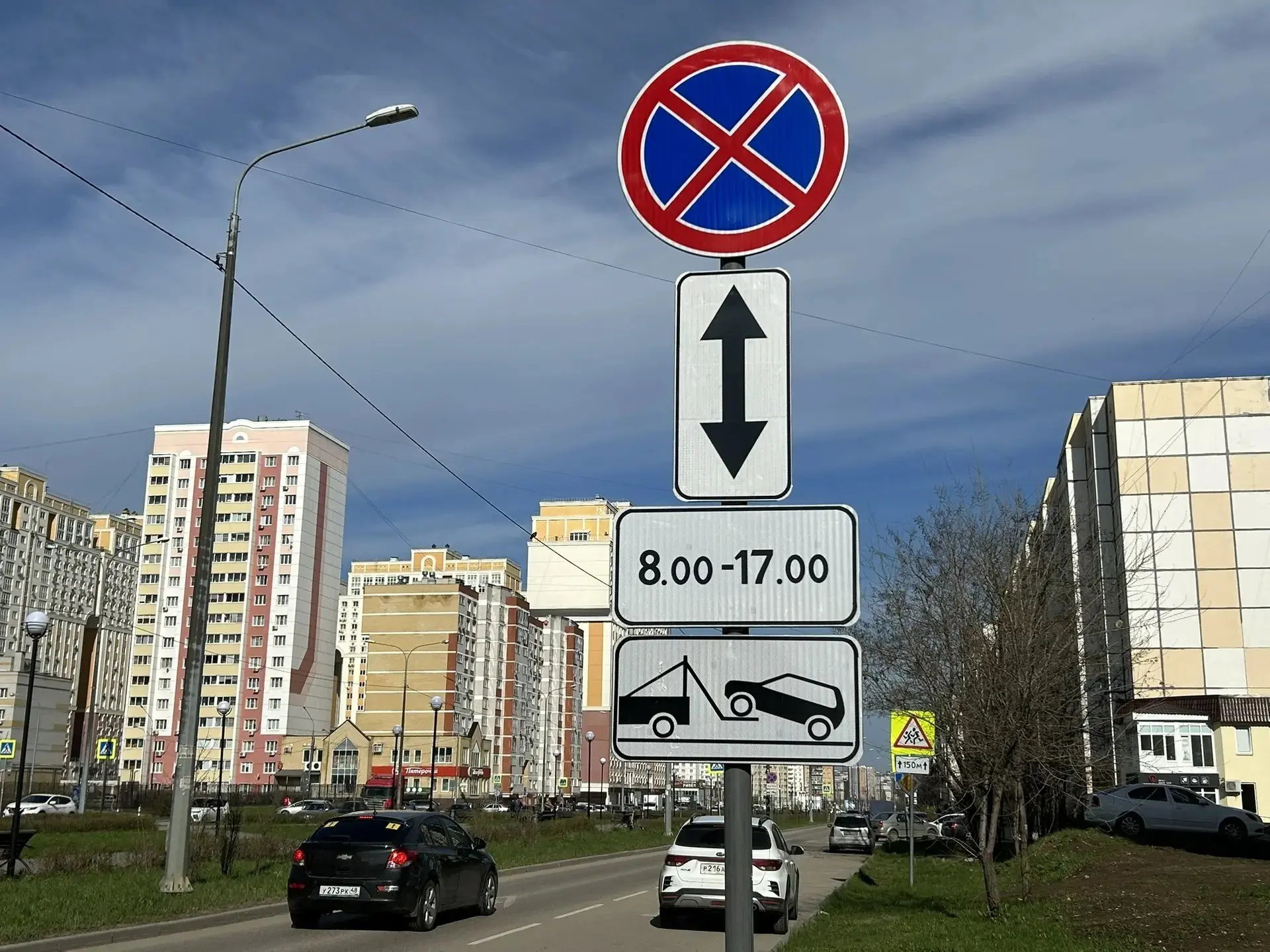 ⚡️ Рейд по нарушению парковки прошел на улице Белана: машины нарушителей массово увозили на штрафсто