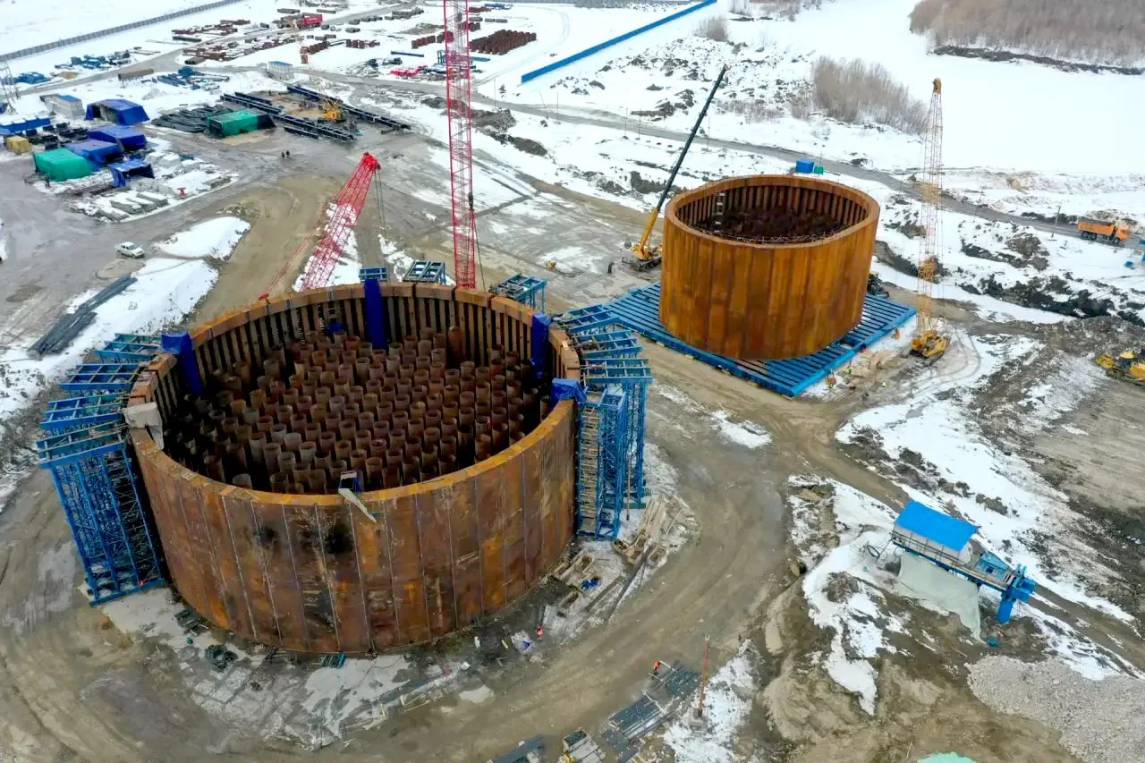 ЗАВЕРШЕН МОНТАЖ СТЕНОВЫХ ПАНЕЛЕЙ ВТОРОГО КОФФЕРДАМА ЛЕНСКОГО МОСТА   Завершен монтаж стеновых панеле