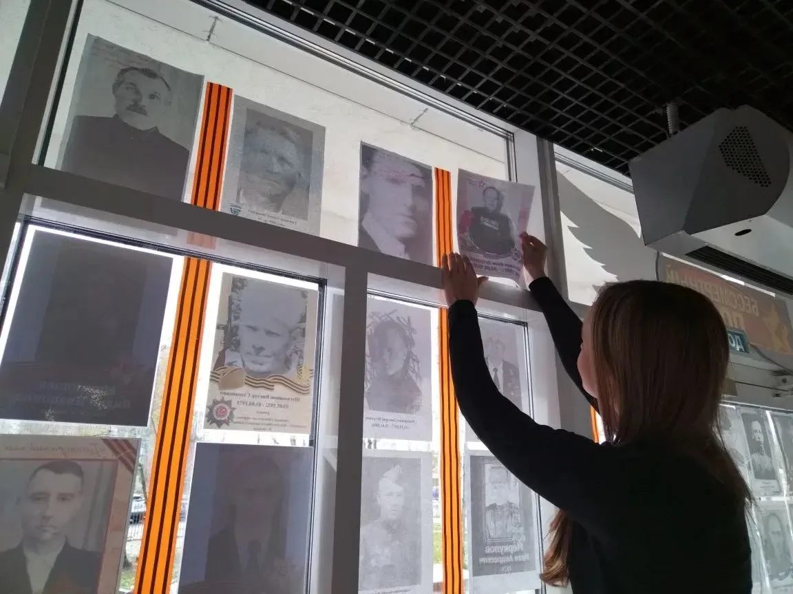 📢 Наша школа готовится к великому празднику — Дню Победы!    С каждым днём коридоры и холлы преображ