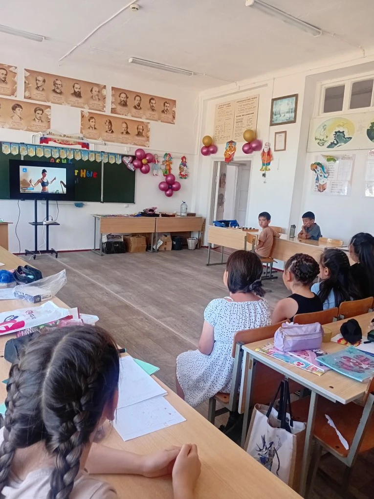 Сегодняшний день  был посвящен пернатым путешественникам. Ребята узнали, какие птицы улетают на юг, 