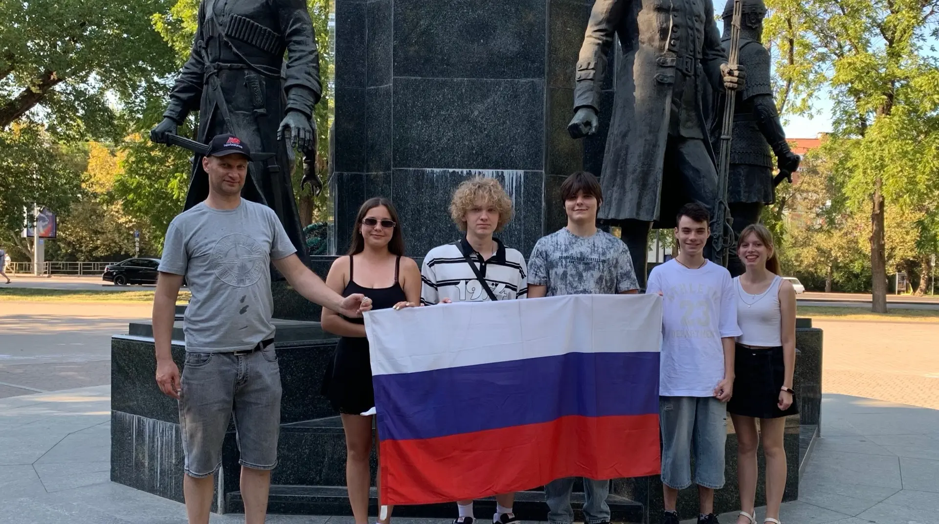 📌22 августа, в День Государственного флага Российской Федерации, наши студенты из груп...