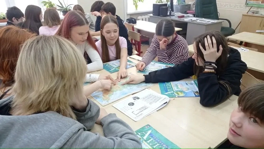 Не просто урок, а настоящее приключение! 🌍🗺️ В рамках проекта «День географии в школе» ребята 7В кла