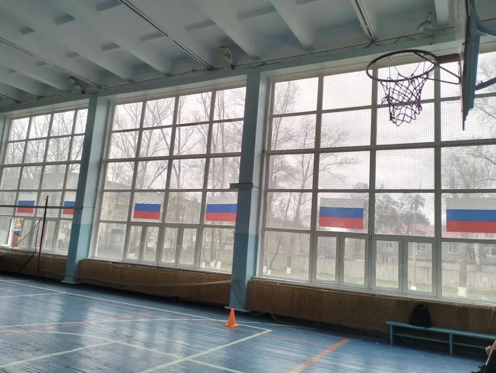 🪖В нашей школе (в 1 и 2 корпусе) идёт масштабное оформление окон ко Дню Победы!   На стёклах появляю