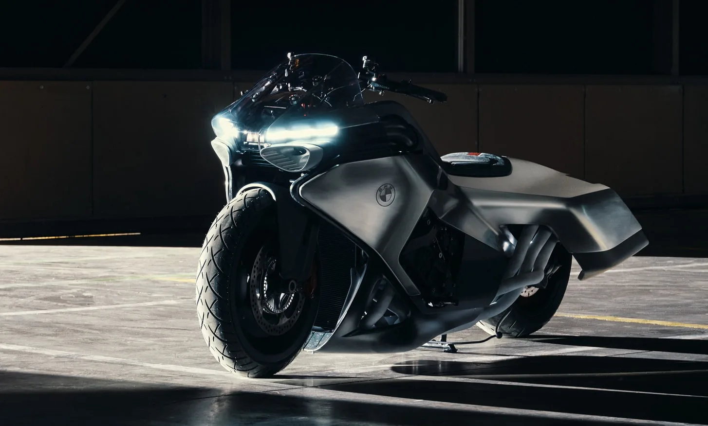 BMW показала футуристичный байк с рядной «шестеркой»  Концепт BMW Vision K18 с 1,8-литровой рядной ш
