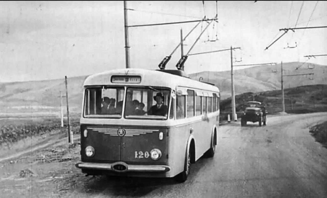 🚎 Междугородная троллейбусная линия
Симферополь — Ялта

📸 Кадр из диафильма «По земле, воде и возд