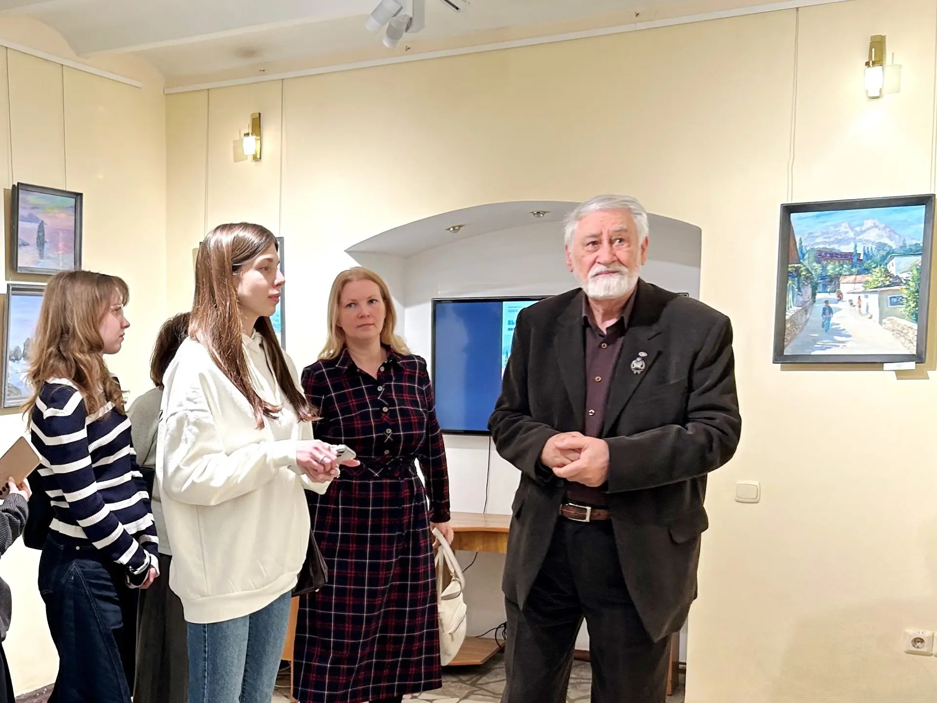 В.И. Макуха передал в дар Догадинке живописное произведение🎁