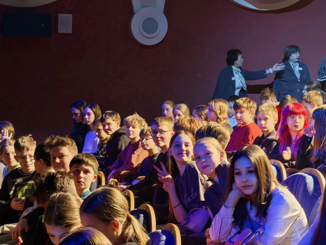 🎭 Гимназия №27 отмечает День театра! 5-6 и 8-9 классы стали почётными гостями Театра кукол города Ба