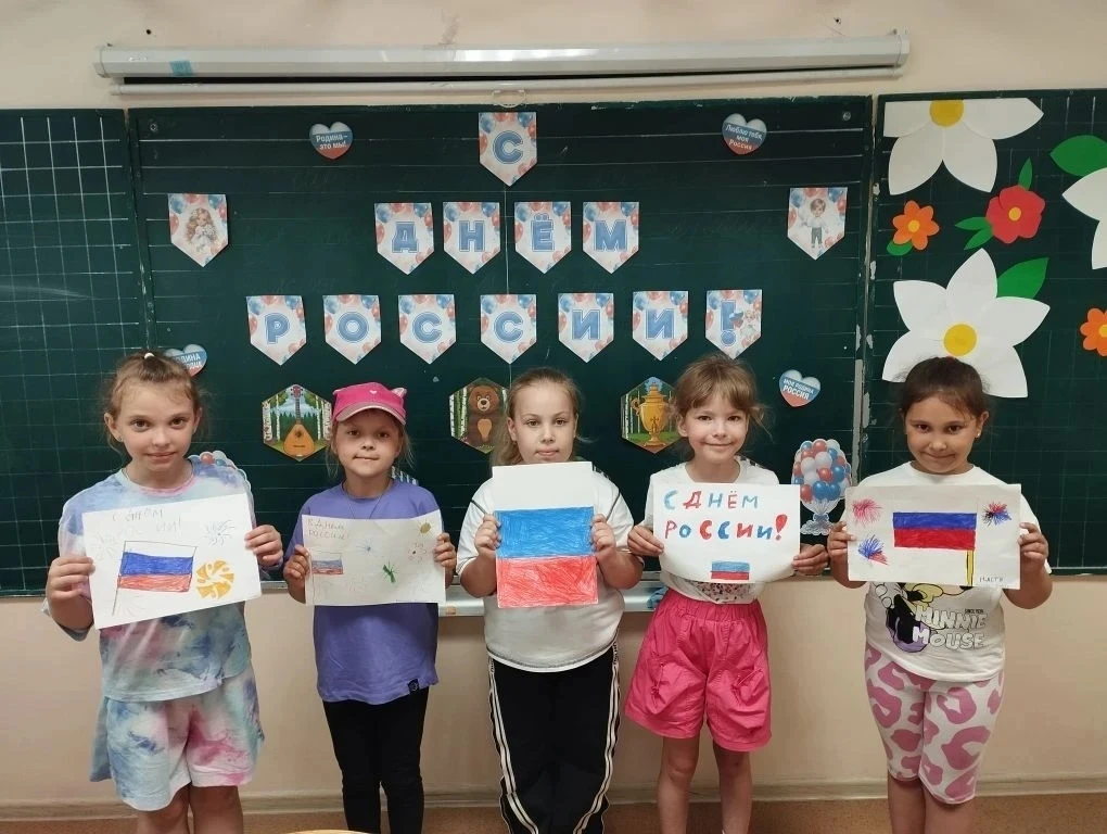 Маленькие сердца, большая любовь к Родине 🇷🇺

В преддверии Дня России в нашем пришкольном лагере п