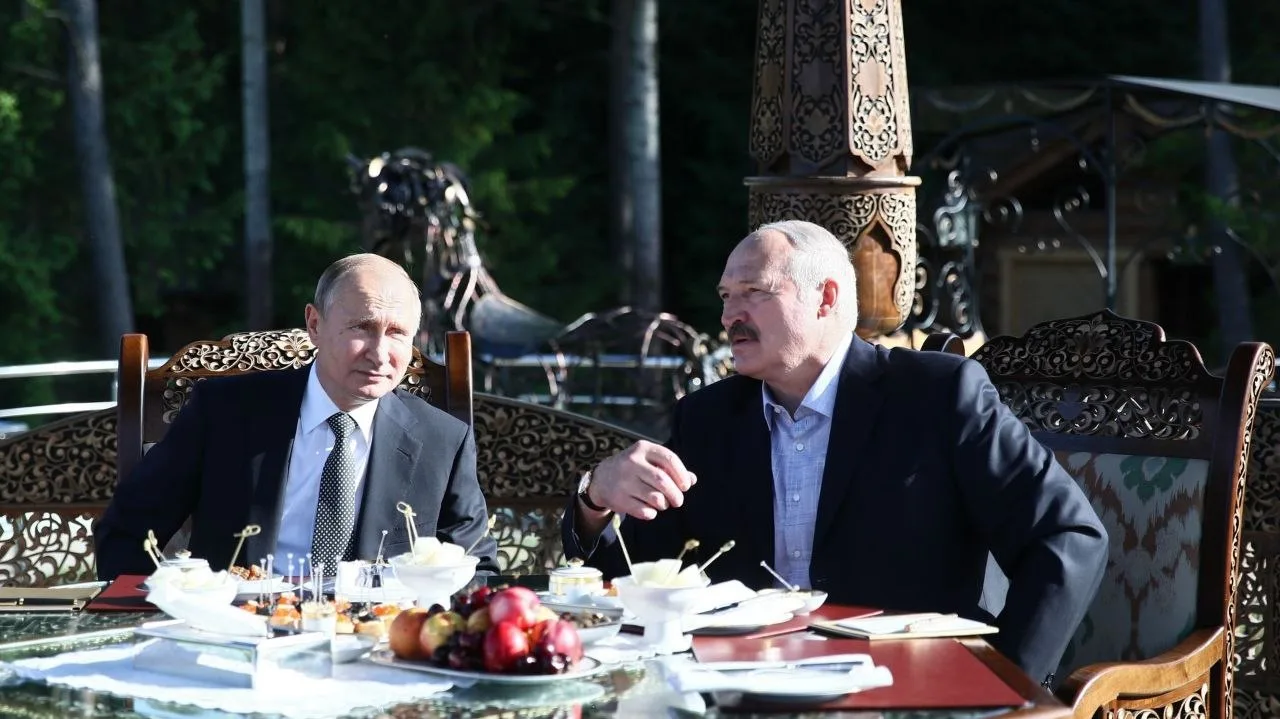 Лукашенко в поздравлении Путину с днем рождения  отметил его самоотверженное служение О...