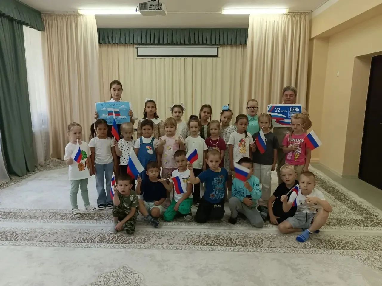 💫В преддверии государственного праздника — Дня флага РФ — в детском саду «Сказка» сост...
