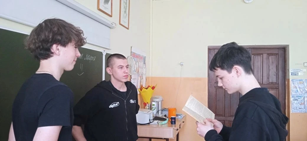 27 марта отмечается Всемирный день театра. Ученики 9 класса на уроке литературы попробо...