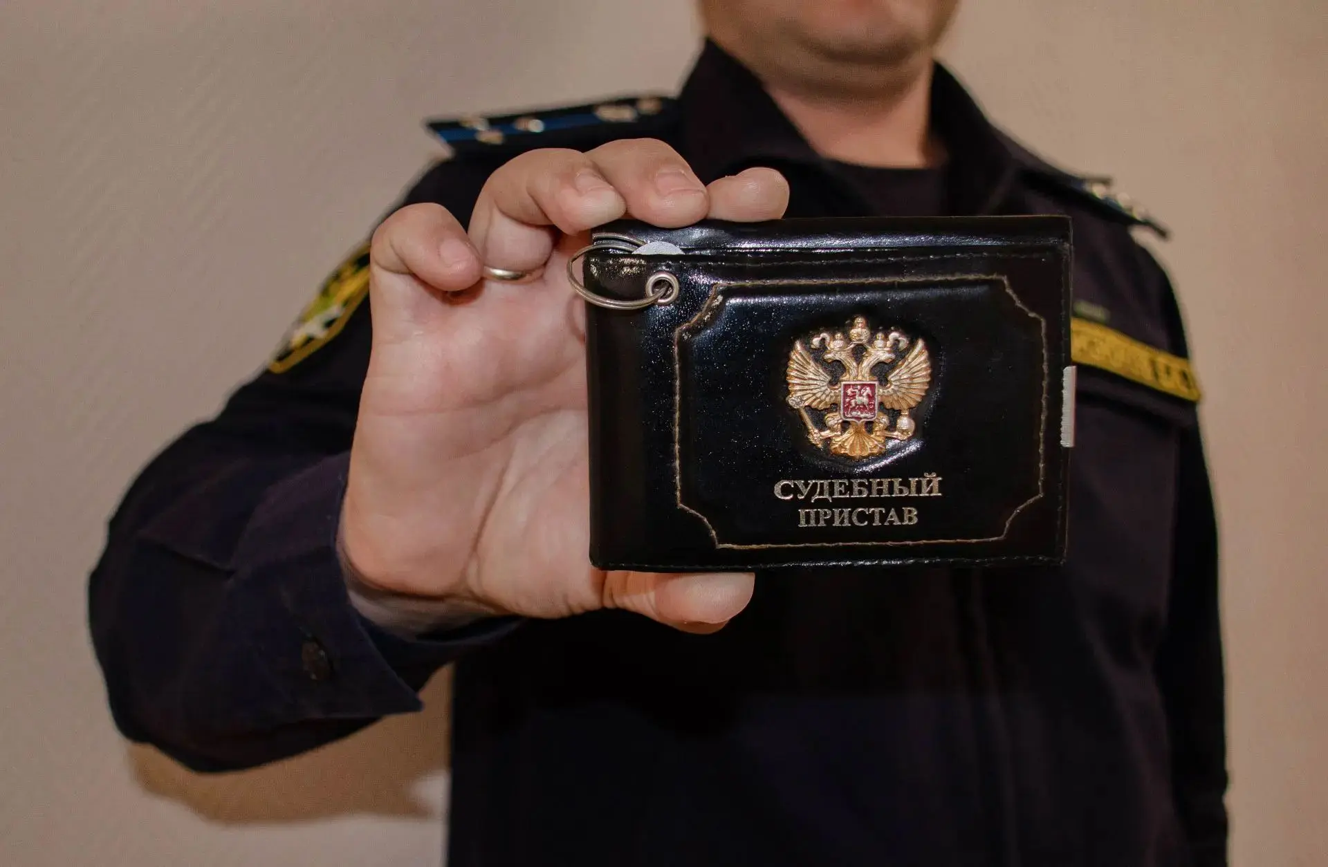 Судебный пристав записалась на консультацию к должнику, чтобы отправить его на принудит...