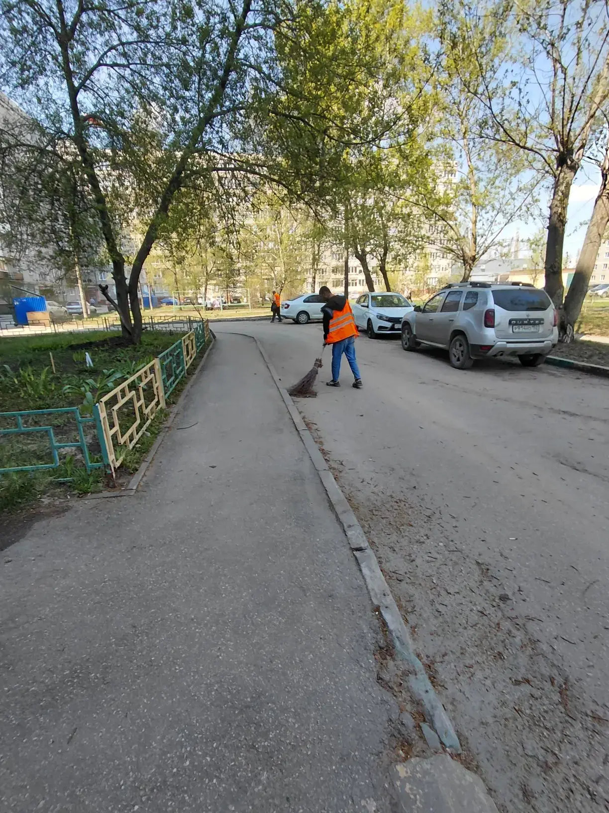 Продолжаем наводить порядок во дворах 🌿 Ежедневно проводим уборку придомовых территорий, контейнерны