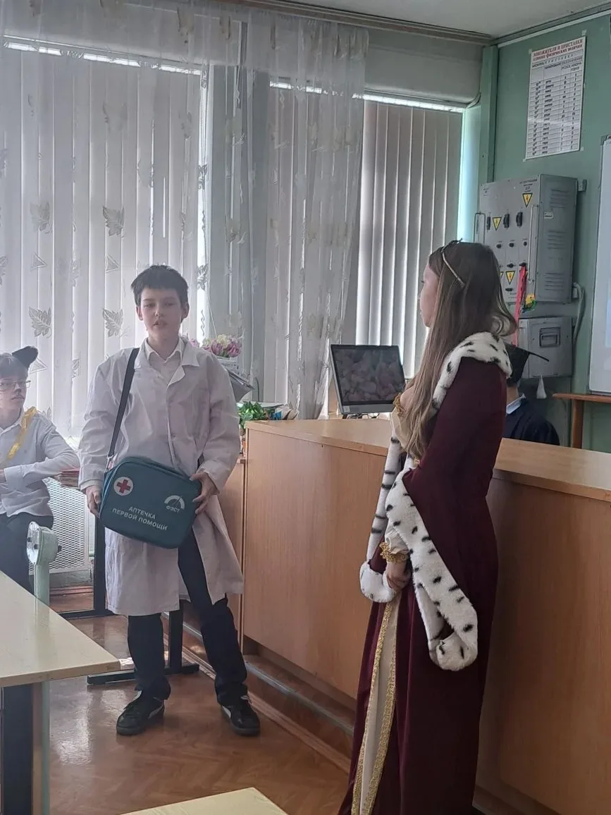 🧑‍🎓⚡ Члены клуба "Юные физики" (учащиеся 7-А класса ) подготовили и показали учащимся начальной школ