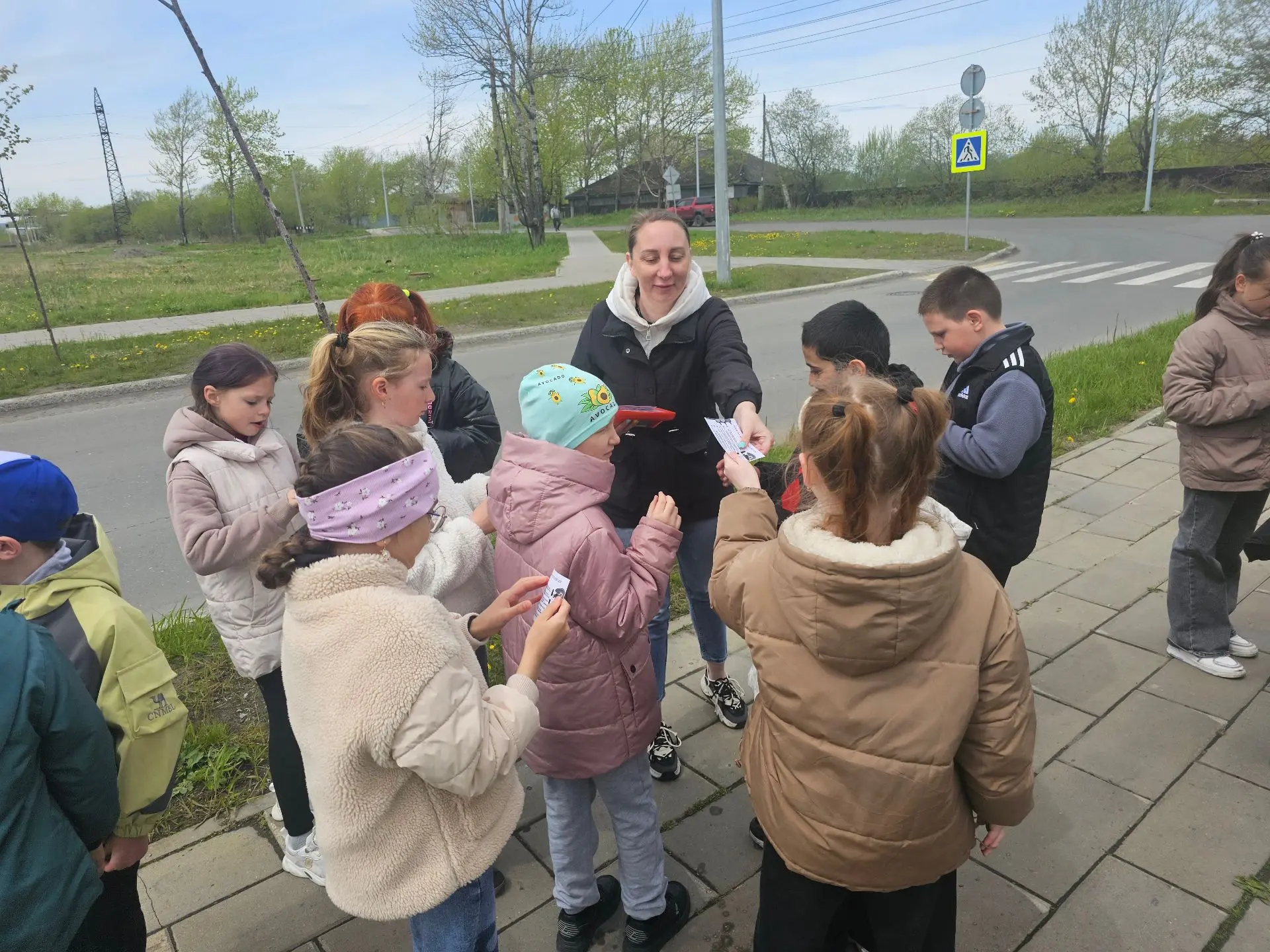 Наступило долгожданное лето - раздолье для детворы. Дети больше гуляют на улице: катаются на самокат
