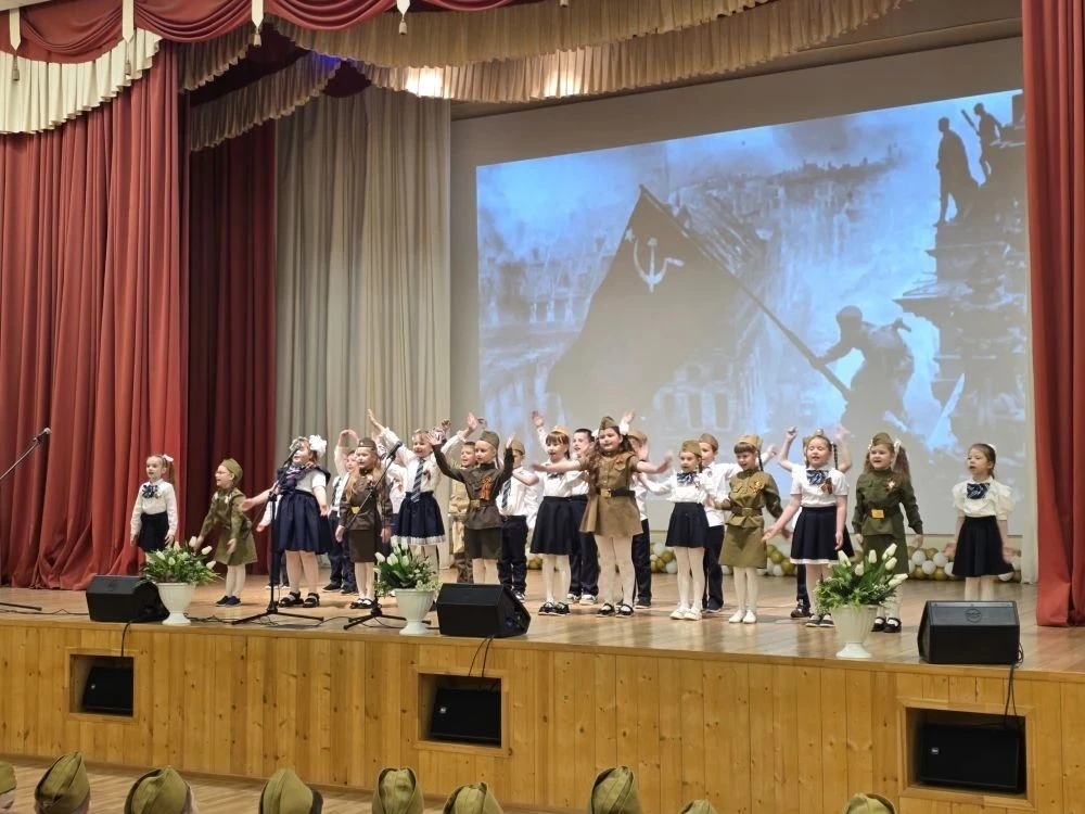Сегодня на сцене актового зала Бутурлиновской средней общеобразовательной школы прошёл трогательный 