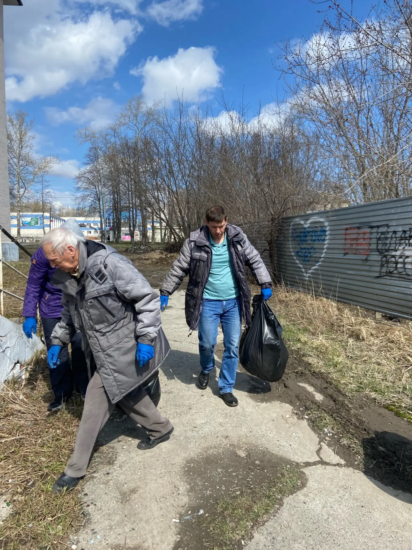 🌿 Субботник удался на славу!

24 апреля погода была просто идеальной для добрых дел! 🌞 Наш дружный