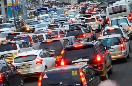 ❗️ Фура встала поперёк Ярославского шоссе — движение парализовано