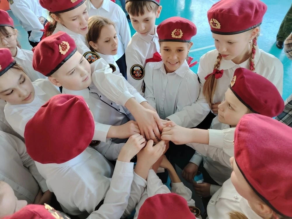 Поздравляем учащихся 4а класса- призёров (3 место) городского "Смотра строя и песни"! Благодарим пед