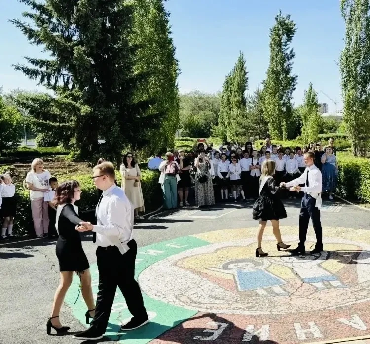 От чистого истока я начинаю путь

Сегодня в стенах нашей школы прозвучал Последний звонок. 
Этот ден