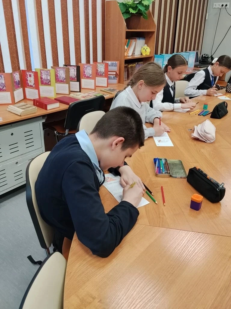 Ко Дню Победы для ребята в школьной библиотеке были организованы мероприятия, направленные на сохран