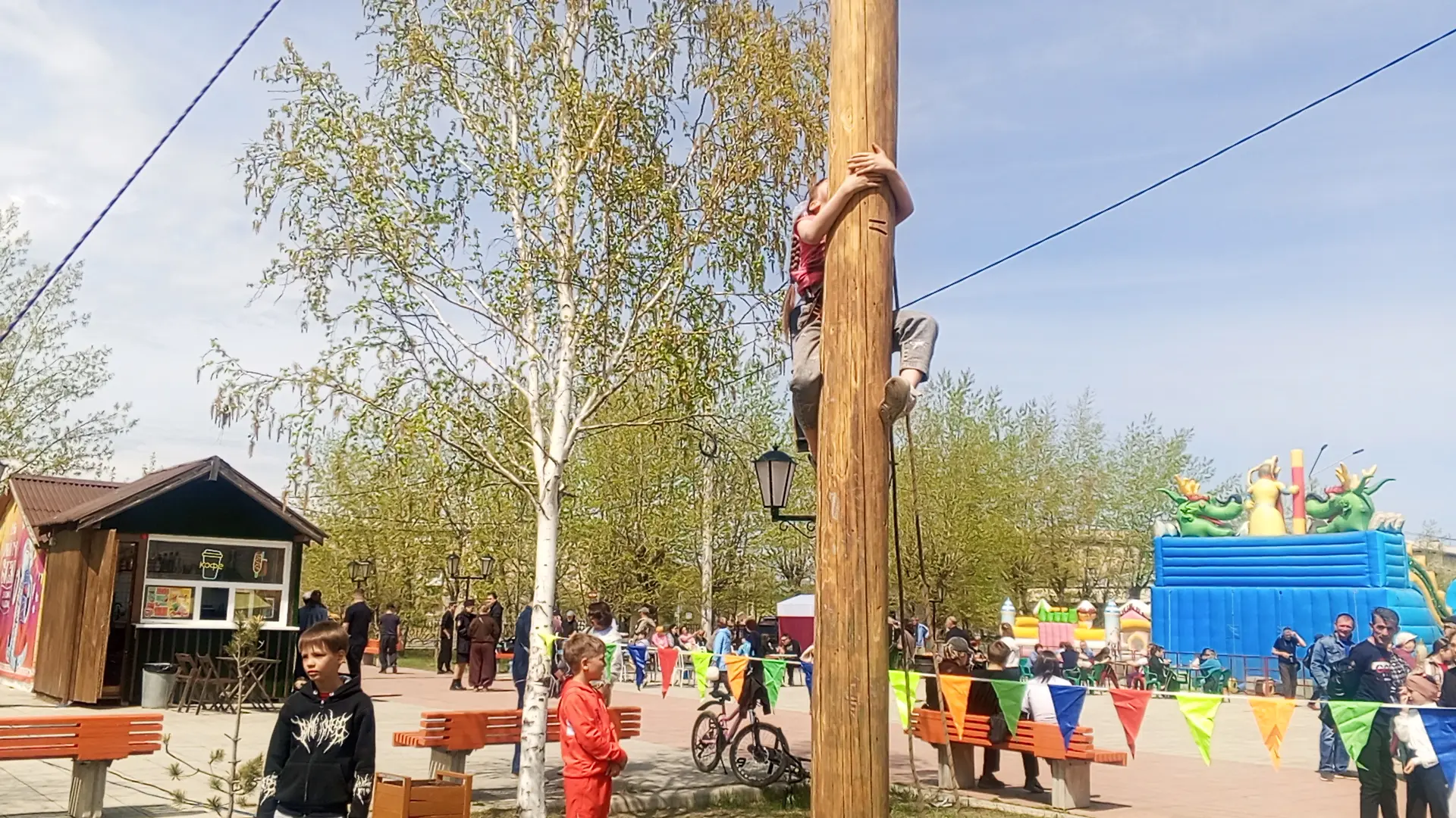 🎈Забраться на деревянный столб, побегать в мешках или попасть мягкой подушкой в цель. ‎ ‎Всё это мож