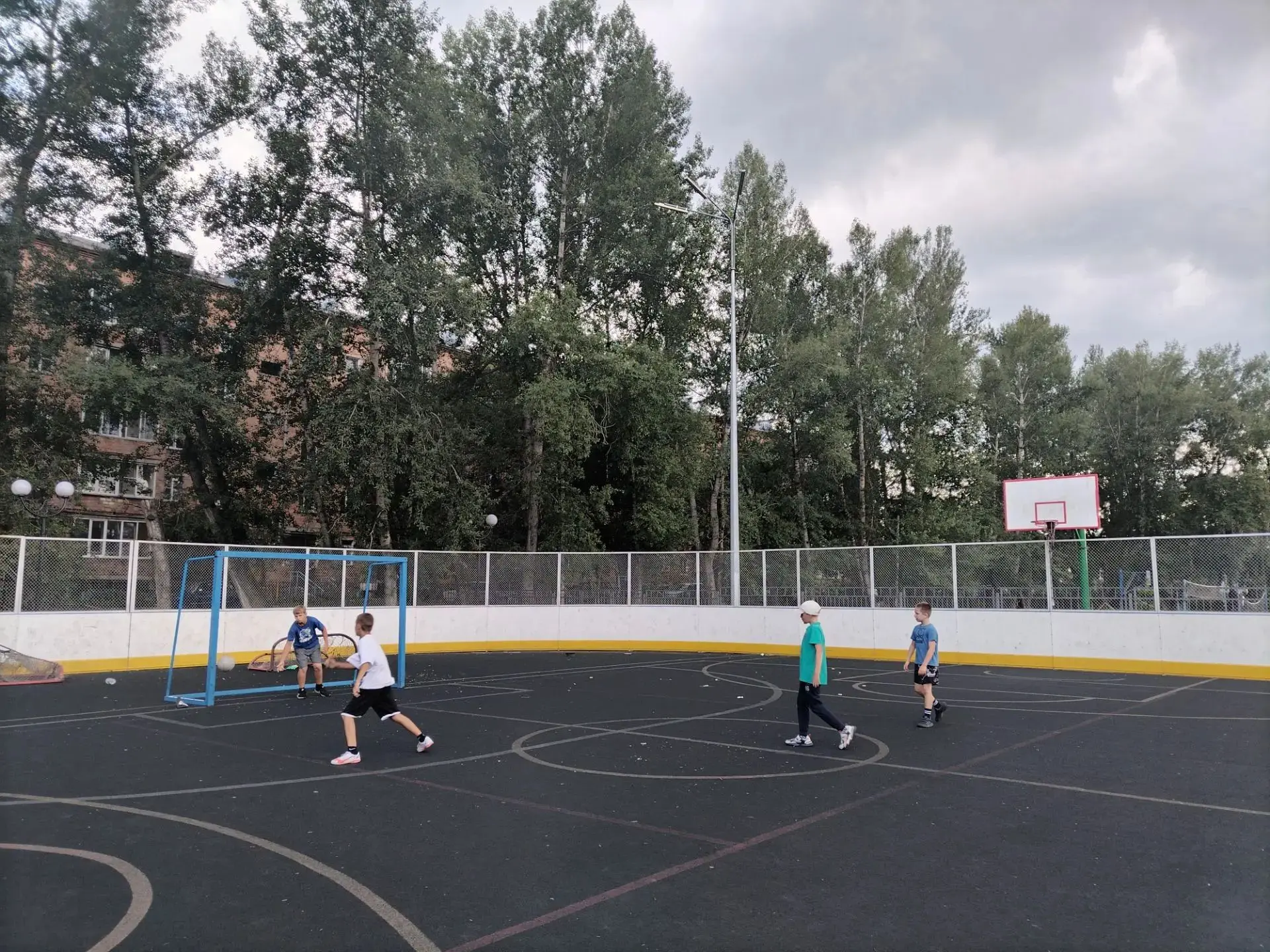 Вечер на спортивных площадках выдался по-настоящему семейным! 🏐⚽️

Обычно у нас занимаются школьник