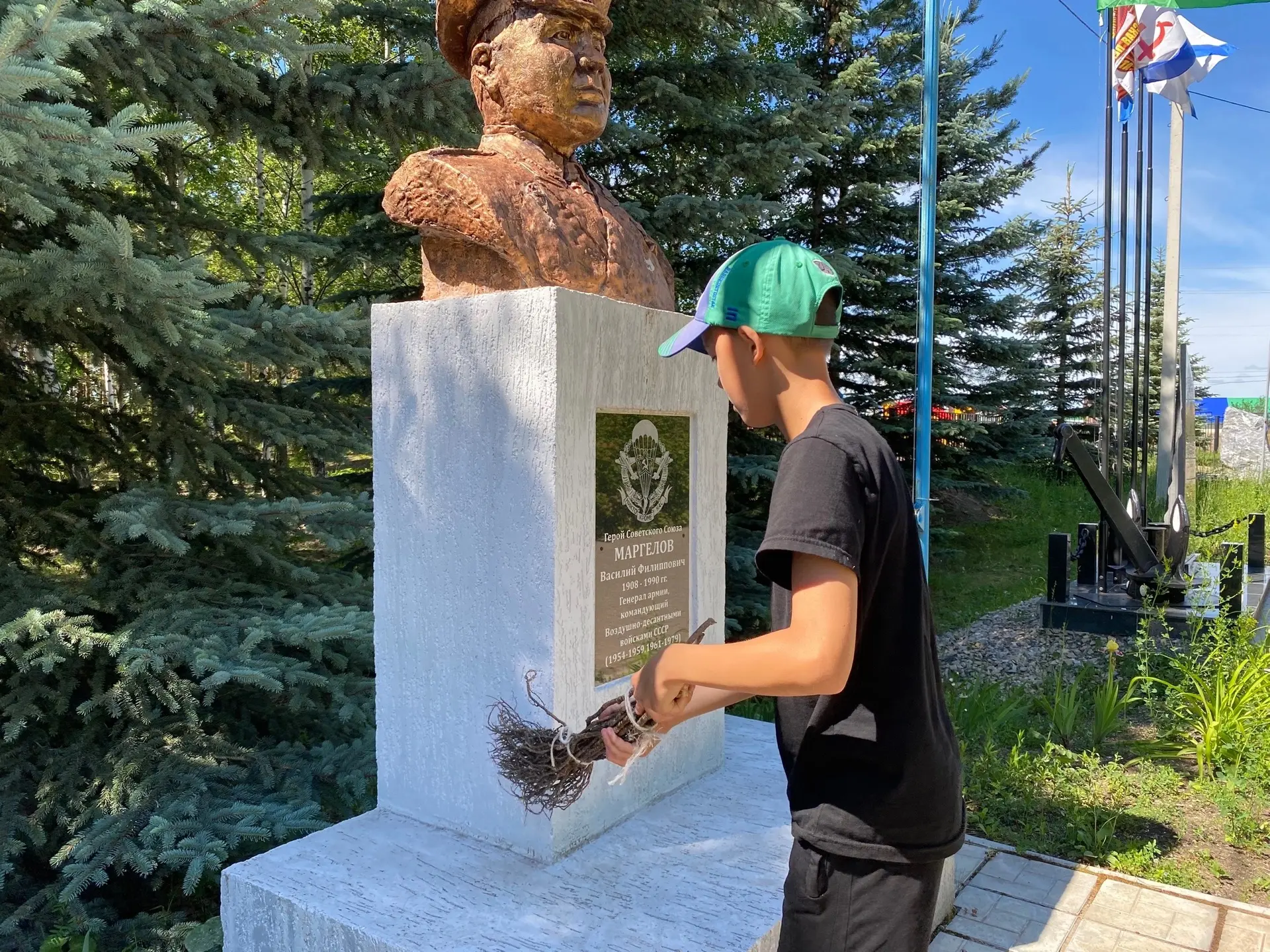🧹☘️Трудовой десант «Мы в ответе за всё на планете!»🌳🌺

🌞Здравствуй лагерь, мы снова все вместе и