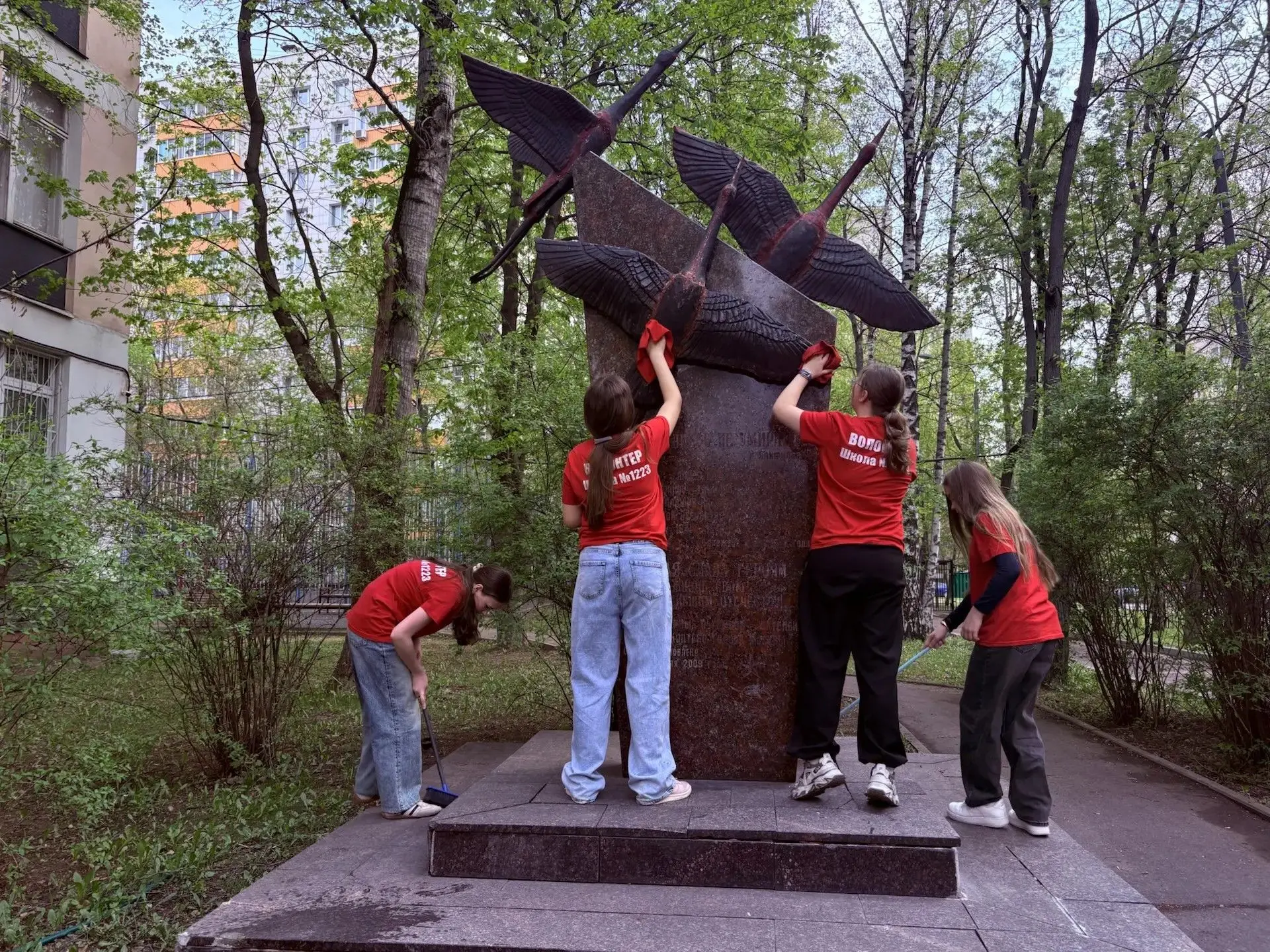 ✨В преддверии Дня Победы волонтёры нашей школы провели уборку мемориала «Вечная память героям».   📜Б