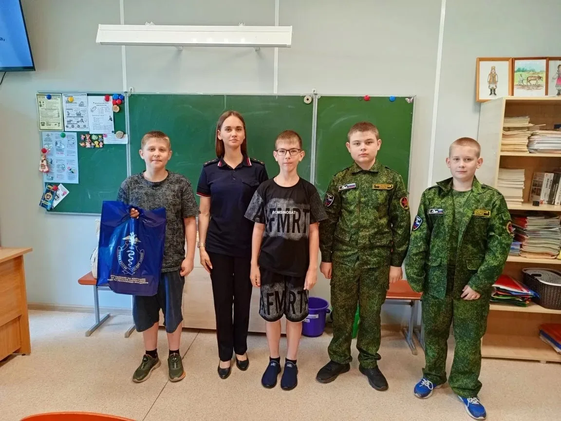 🧩Полицейские провели профилактический квиз «Мой выбор – жизнь» для участников лагеря с дневным преб