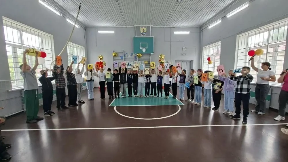 Второй день лагеря в МБОУ «СОШ №8» — День дружбы под девизом «Давайте дружить!» ✨