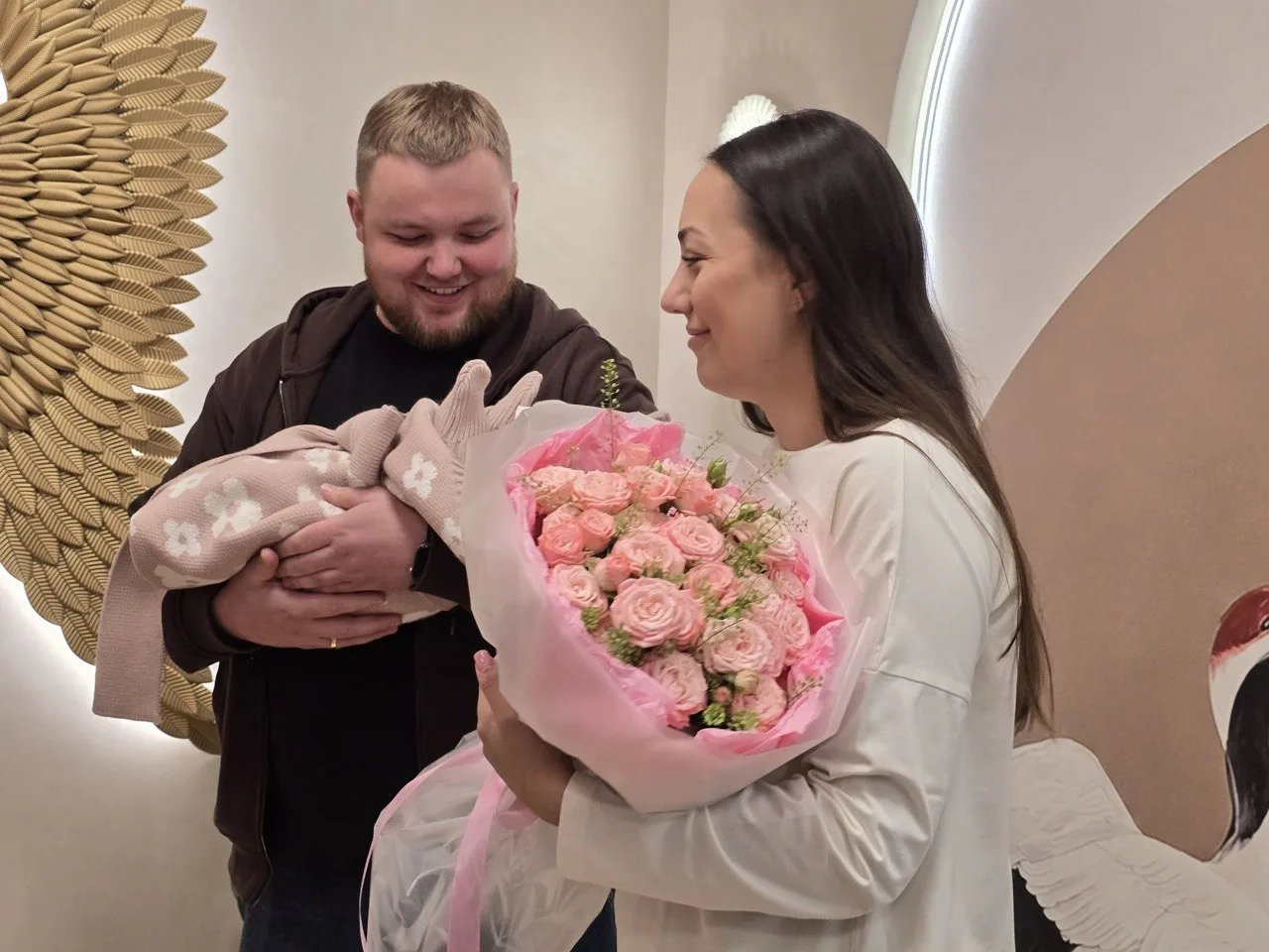 Из обновлённого роддома ГКБ №40 в Екатеринбурге выписали первых мам, которые рожали в н...