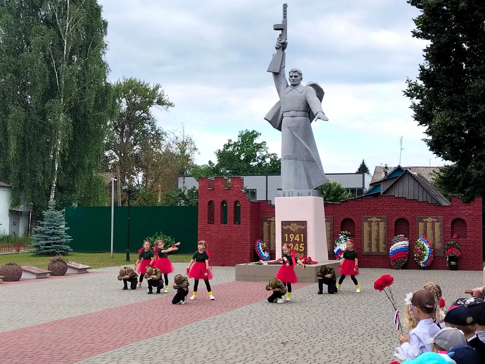 22 июня День памяти и скорби🕯️
Сегодня отряды нашего лагеря приняли участие в Акции "Зажги свечу па