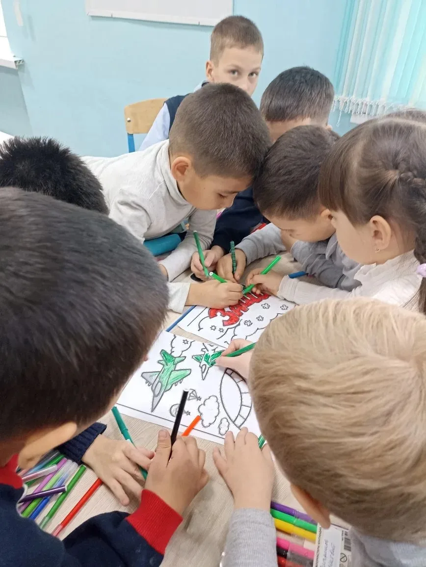 Вчера на уроке ИЗО ученики 1" В" класса( кл. руководитель Губенко Е. В.) подготовили плакат, посвящё