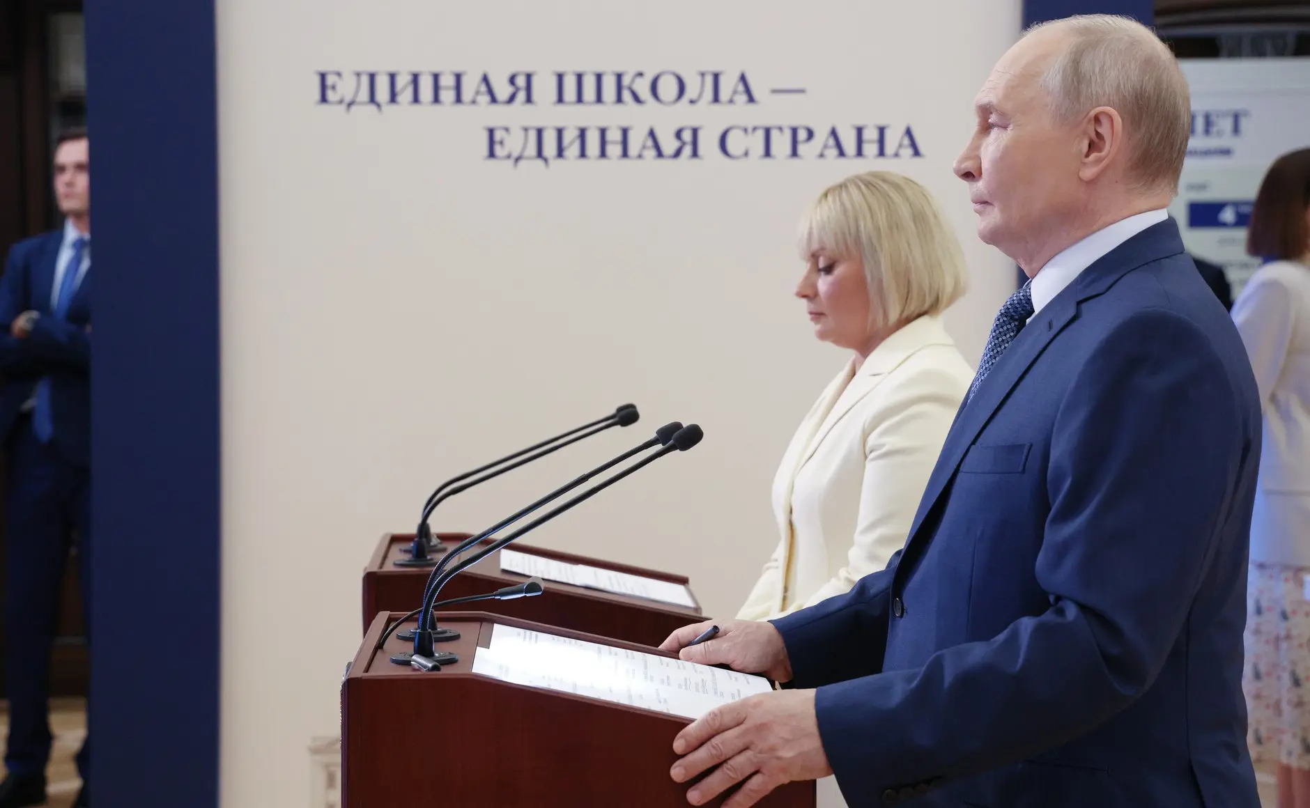 Путин встретился с будущими и действующими учителями в Москве