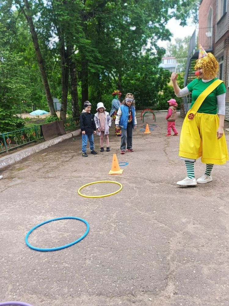 Праздник начался ранним утро, с приходом первых детей! Сегодня детей встречали веселые ...