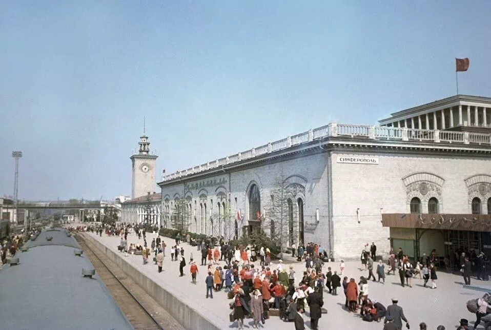 Железнодорожный вокзал в Симферополе 📆1969 год