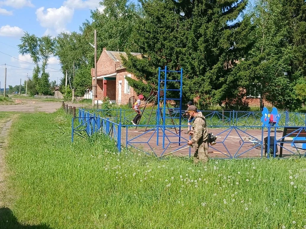 На нашей детской площадке в деревне Любаровка провели покос травы и убрали мусор.