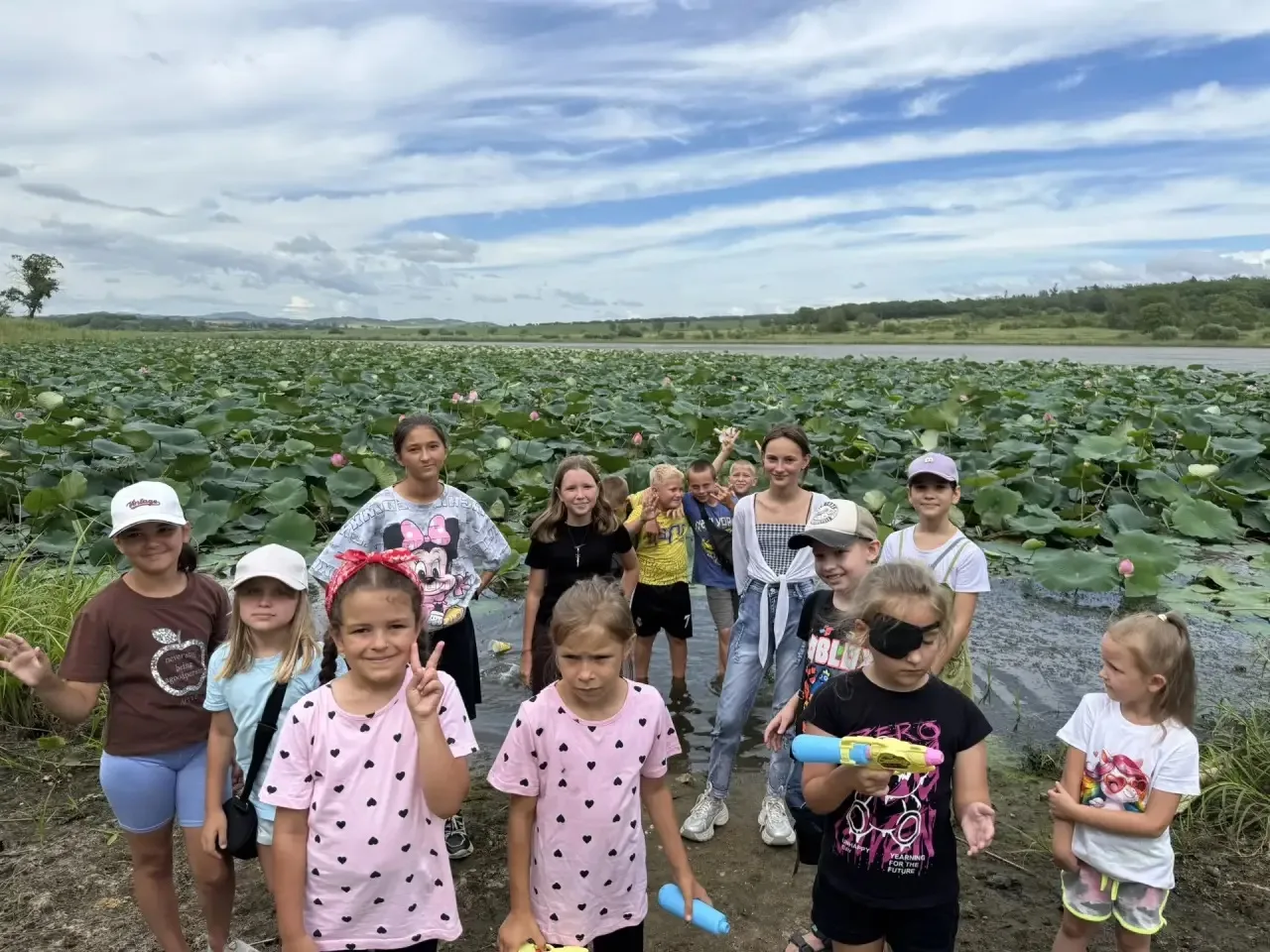 Приключения зовут! Сегодня «Веселый дворик» покорил Озеро Лотосов! 🌸🚣‍♂️✨