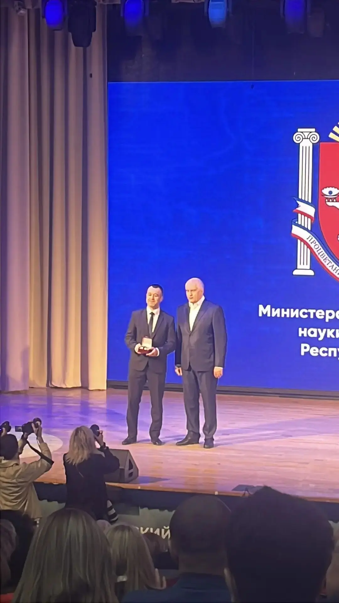 Глава Республики Крым Сергей Аксёнов наградил директора нашей школы Фикрета Азимовича М...