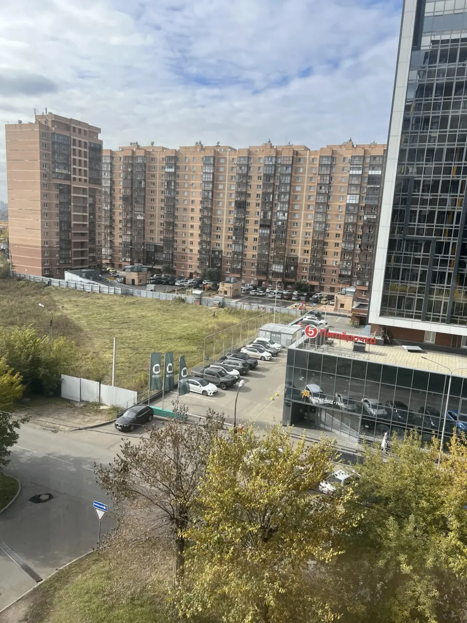 На стадионе "Пионер" косят траву.