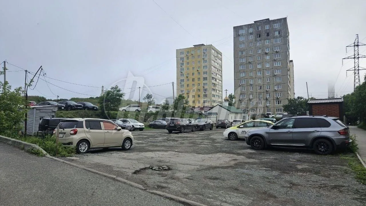 Во Владивостоке мигранты организовали нелегальную платную парковку на общей стоянке.