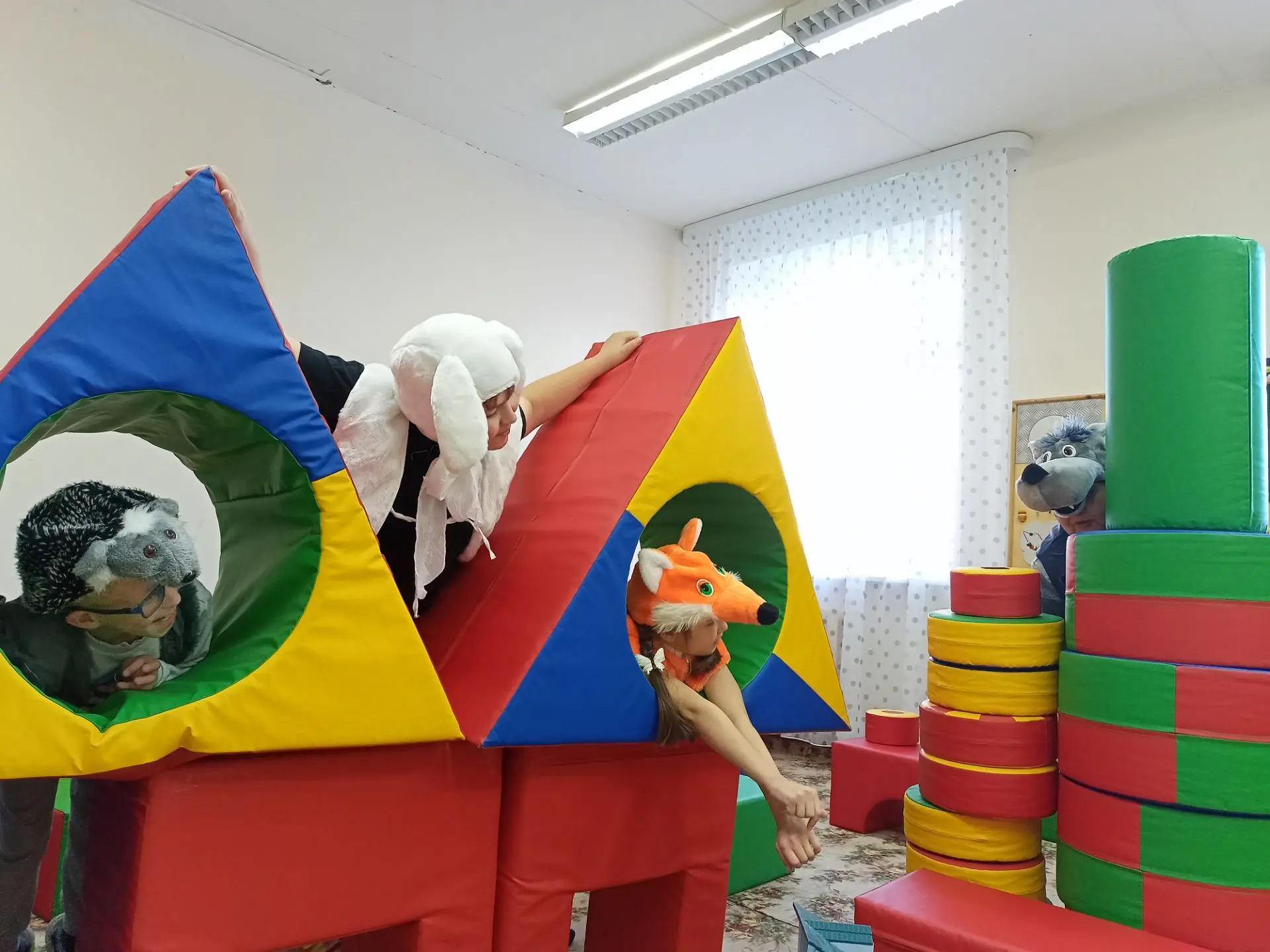 ✨Сегодня мы с ребятами обыгрывали сказку "Теремок", строя его из мягких модулей.