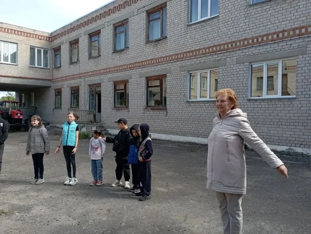 Спортивный день в лагере

Сегодня в лагере прошёл спортивный день. Утро началось с зарядки — её пров