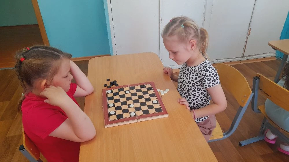 ♟️♟️♟️ 9 июня в лагере "Непоседы" Кусинской школы прошёл "День шашек и шахмат". Ребята ...