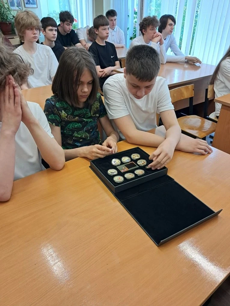 В 9в и 7а классах прошла встреча с Курлович  Константином Николаевичем. Его детство выпало на годы в
